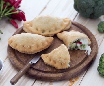 Panzerotti com brócolis e anchovas