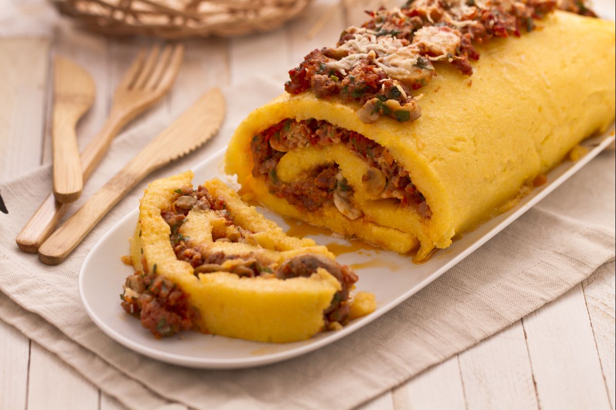 Rolo de polenta com linguiça e cogumelos