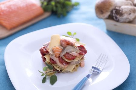Maltagliati com salmão, porcini e tomatinhos confit