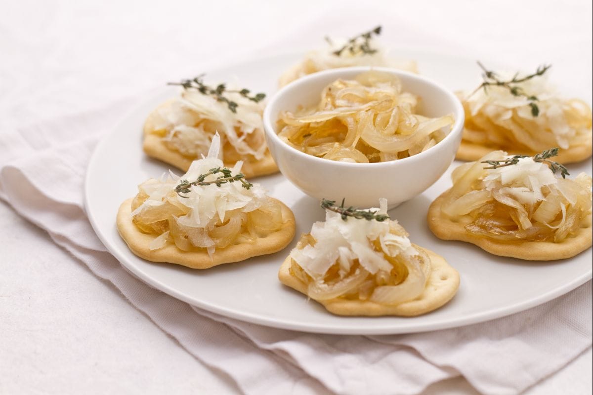 Focaccias com lascas de Castelmagno e cebolas caramelizadas