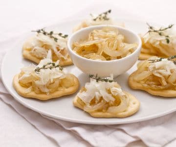 Focaccias com lascas de Castelmagno e cebolas caramelizadas