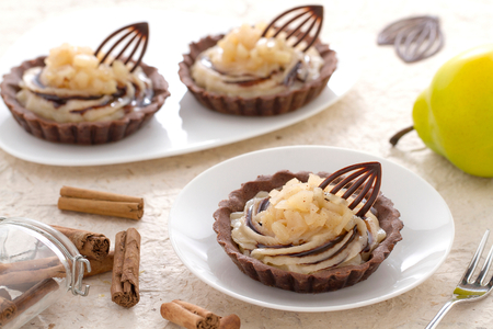 Tortinhas de Nesquik com peras caramelizadas