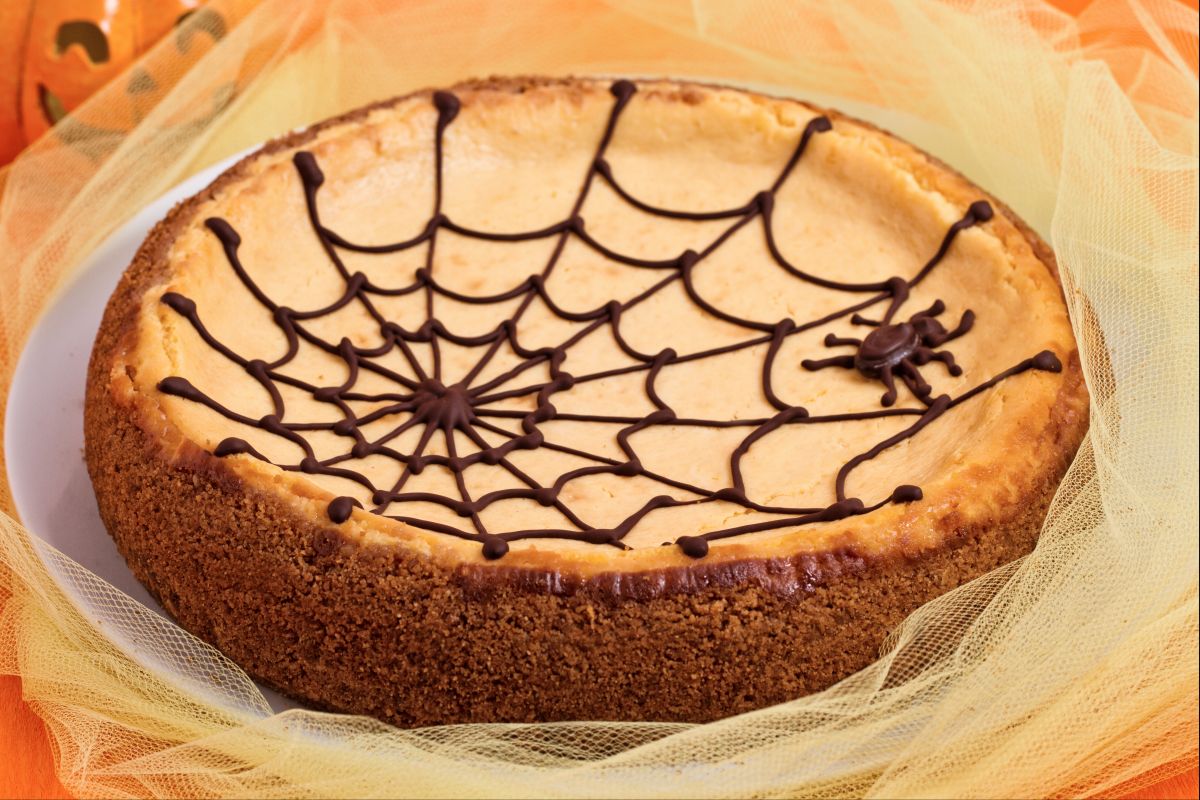 Cheesecake de abóbora com teia de aranha