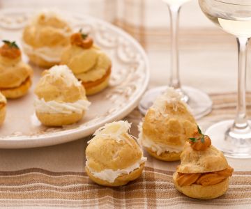 Profiteroles de caranguejo e queijo