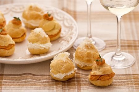 Profiteroles de caranguejo e queijo