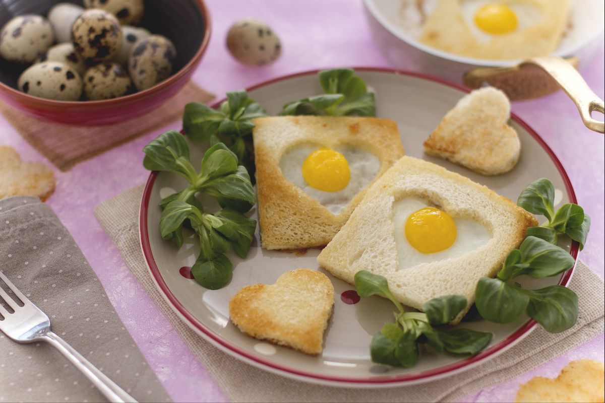 Ovos de codorna em coração de pão