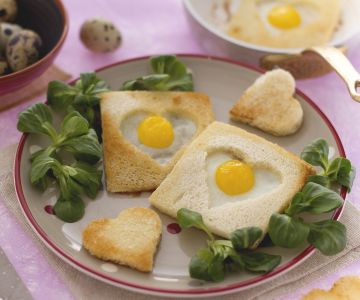 Ovos de codorna em coração de pão
