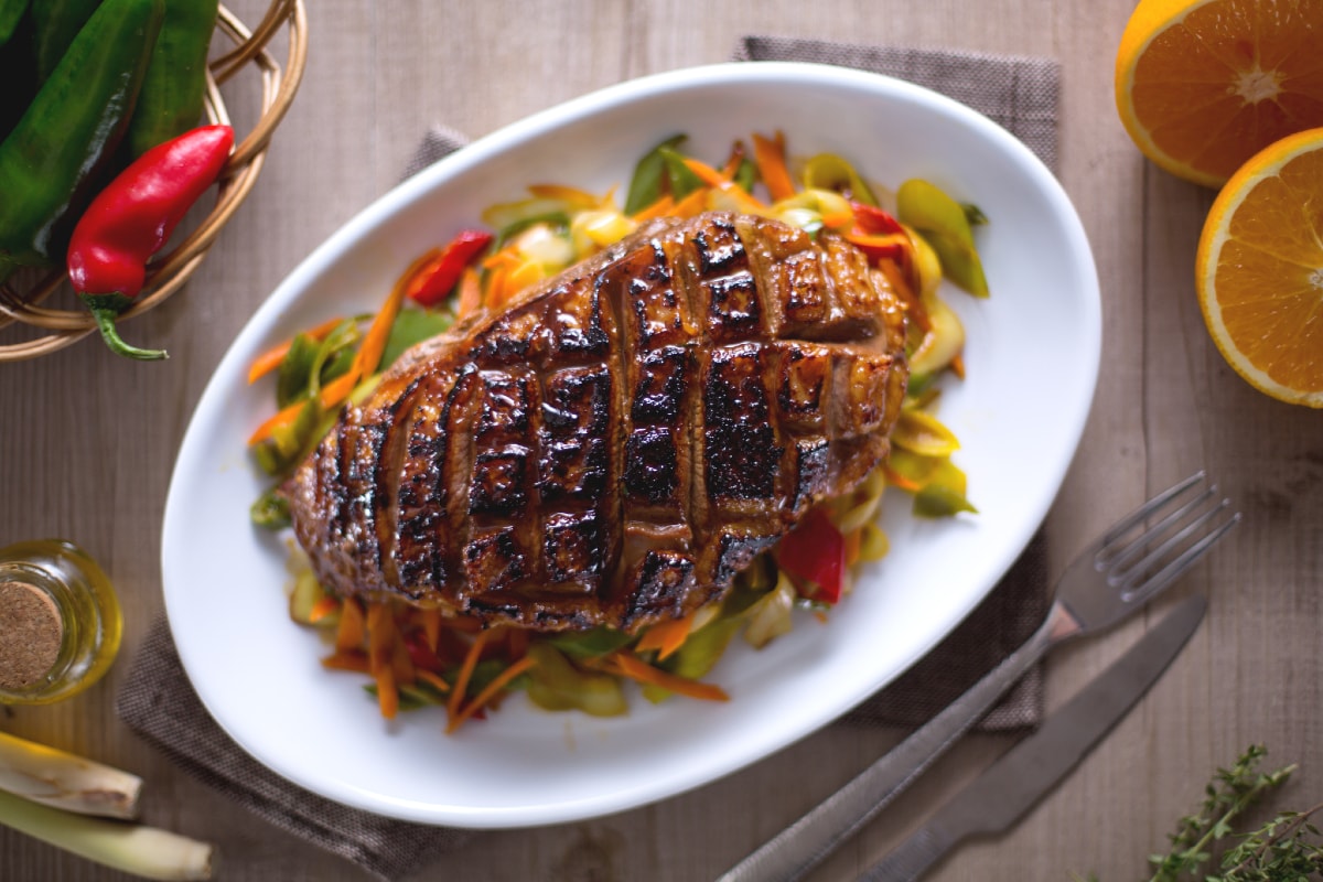 Peito de pato marinado com legumes