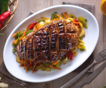Peito de pato marinado com legumes