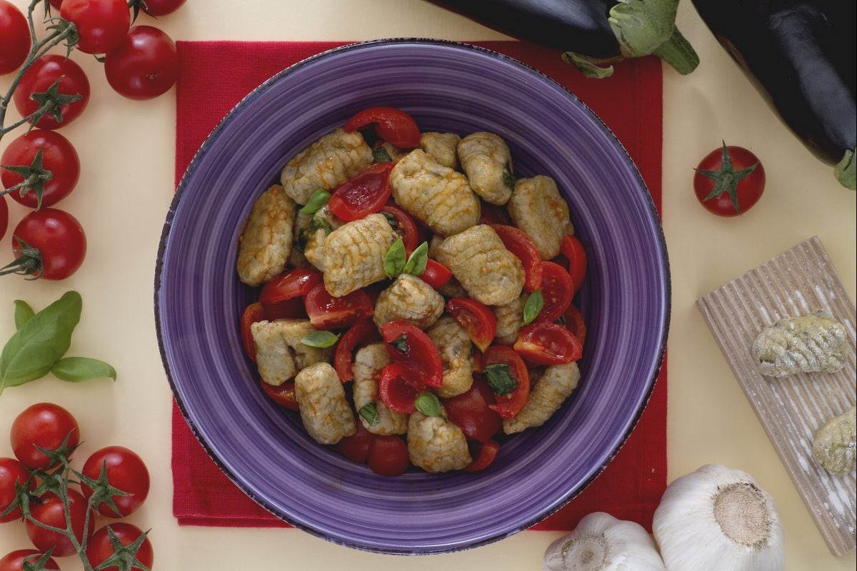 Nhoque de berinjela com tomatinhos e manjericão