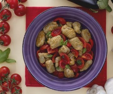 Nhoque de berinjela com tomatinhos e manjericão