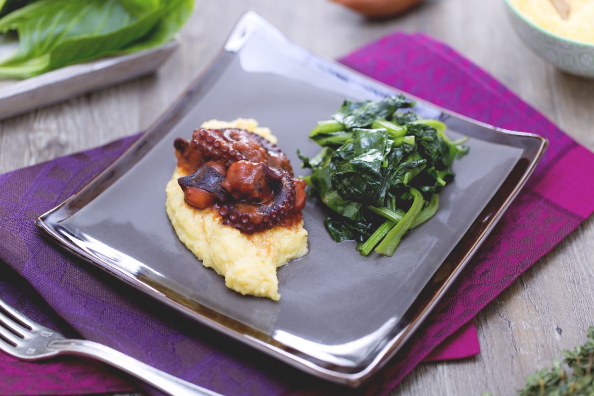 Polenta com polvo ensopado e ervas salteadas
