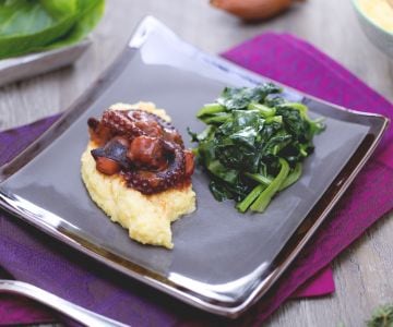 Polenta com polvo ensopado e ervas salteadas