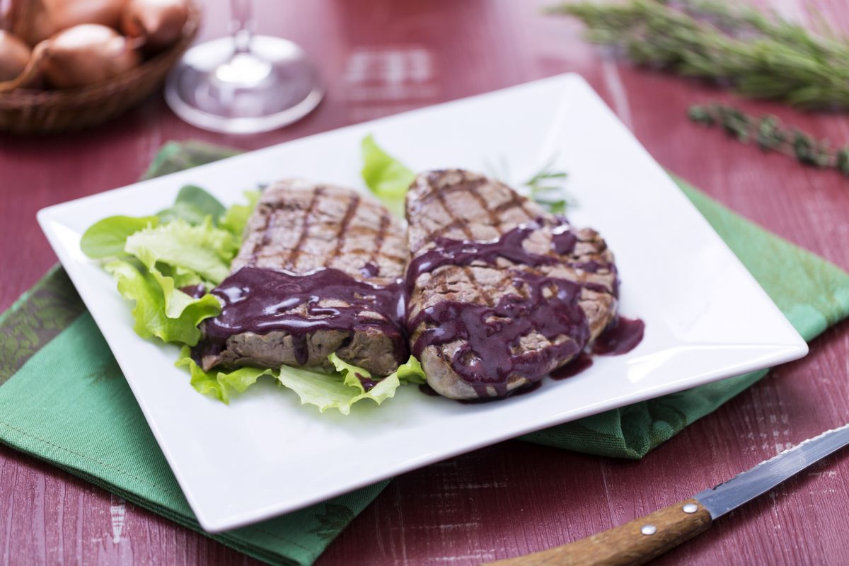 Filé grelhado com molho aromatizado de vinho tinto