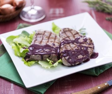 Filé grelhado com molho aromatizado de vinho tinto