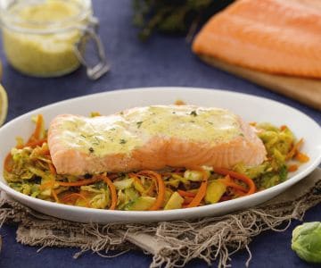 Filés de salmão sobre julienne de couve de bruxelas, alho-poró e cenouras