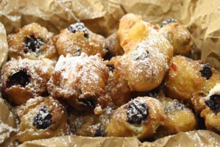 Panquecas de uva Isabel com conhaque e canela