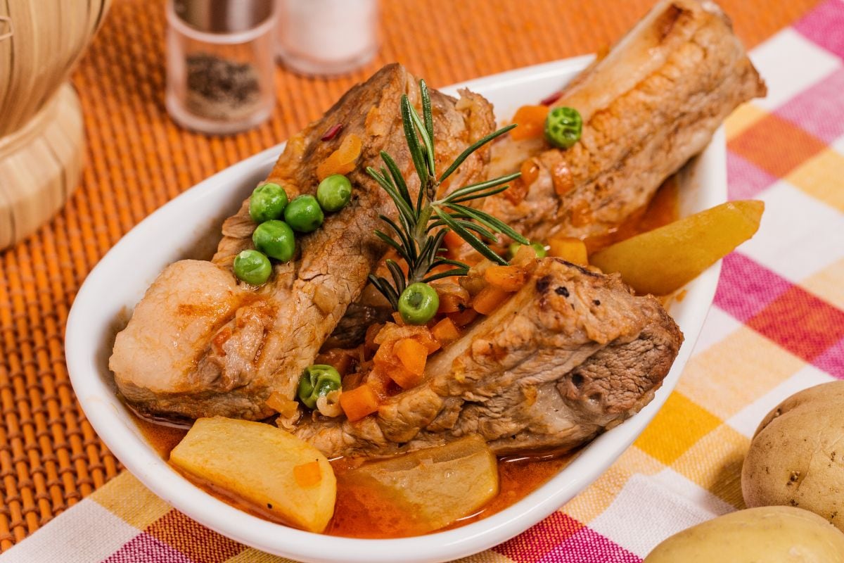 Costelas com ervilhas e batatas