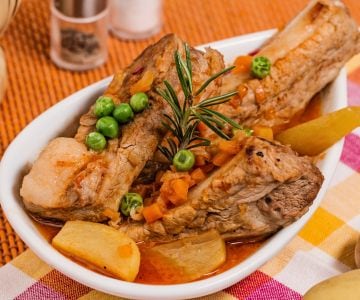 Costelas com ervilhas e batatas