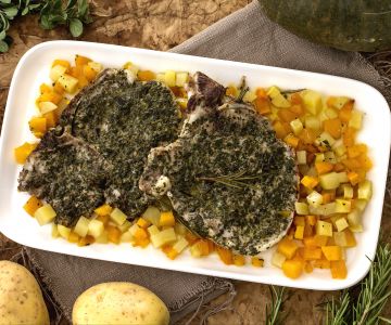 Costeletas de porco com ervas, abóbora e batatas