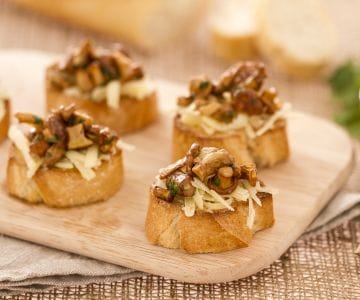 Crostini de chanterelles e gruyère