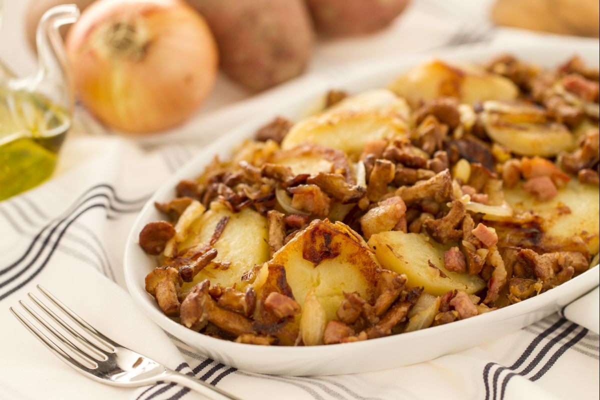 Rosticciata (grostl) com chanterelles e speck
