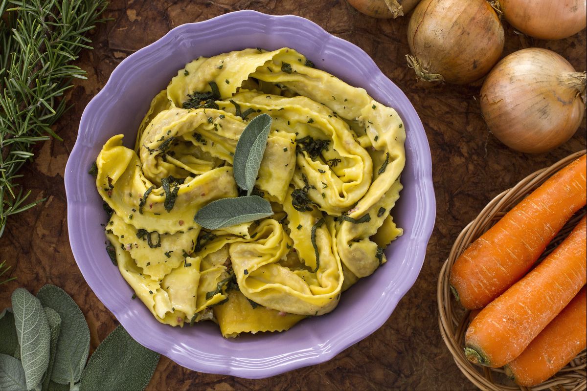 Tagliatelle recheadas com cotechino