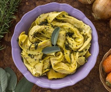 Tagliatelle recheadas com cotechino