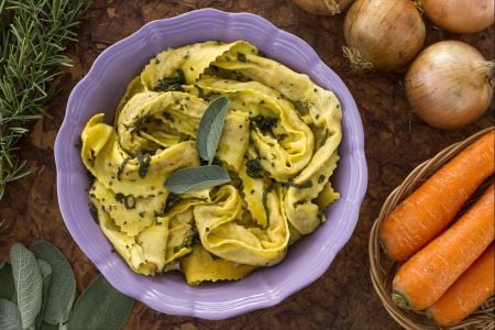 Tagliatelle recheadas com cotechino