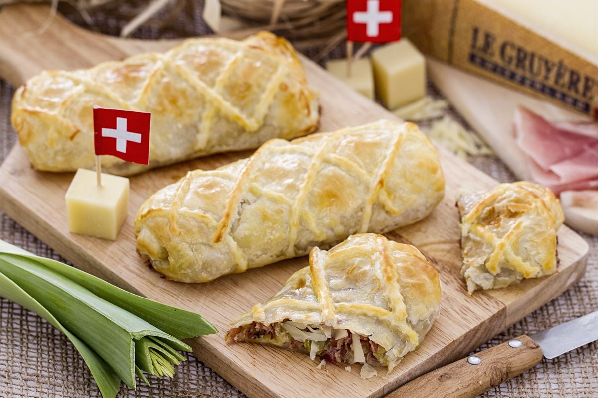 Mini strudel com alho-poró, speck e Gruyère