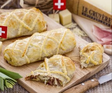 Mini strudel com alho-poró, speck e Gruyère