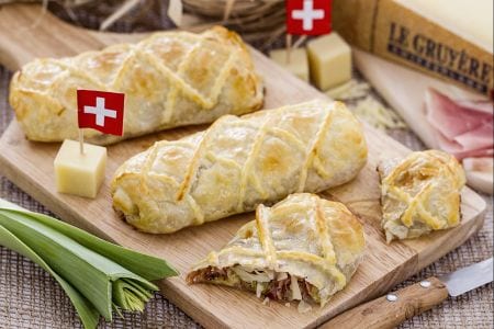 Mini strudel com alho-poró, speck e Gruyère