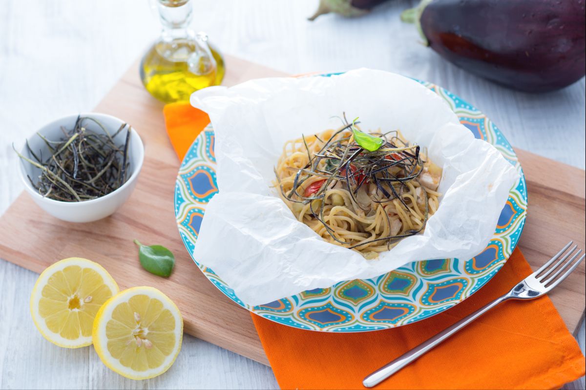 Spaghetti integrais terra e mar ao cartoccio