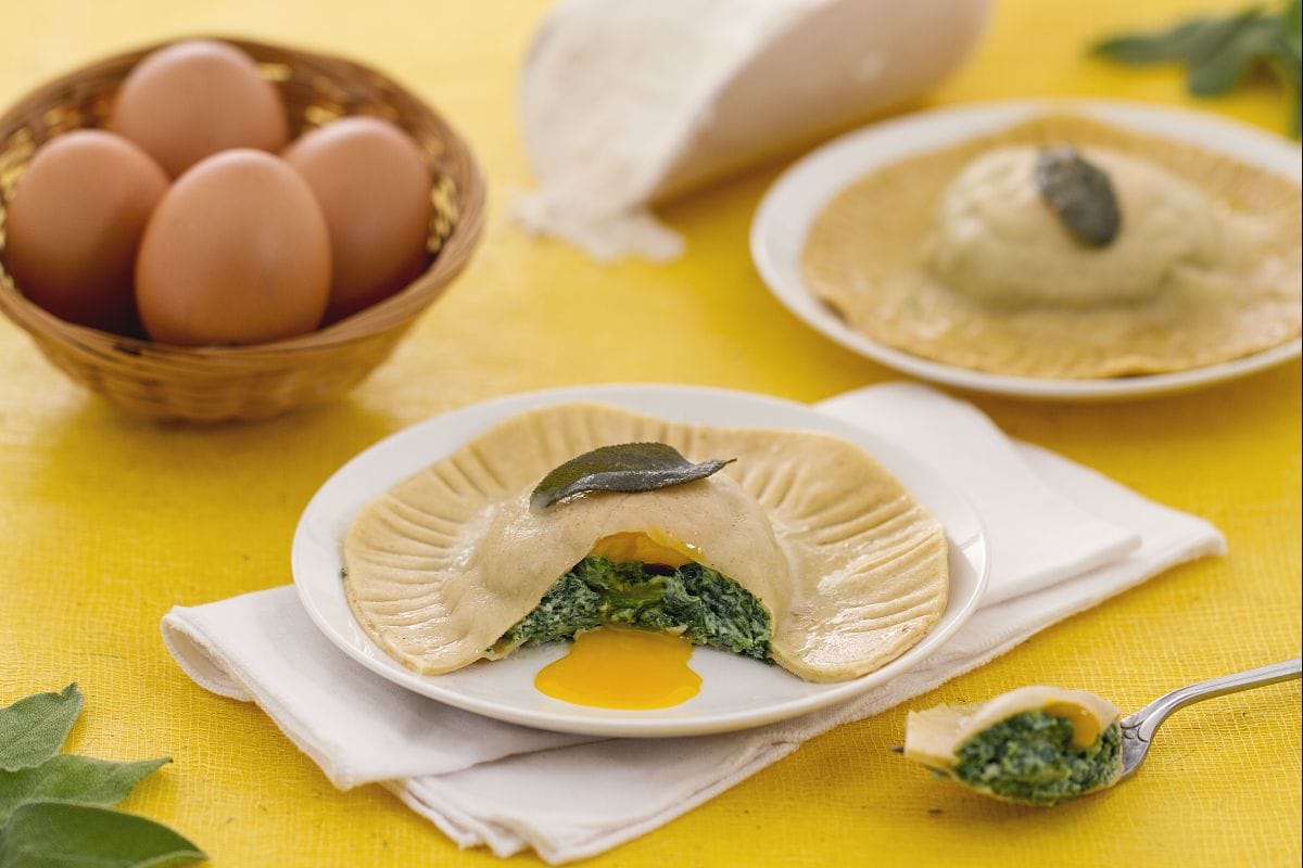 Raviolone com gema mole com ricota e espinafre