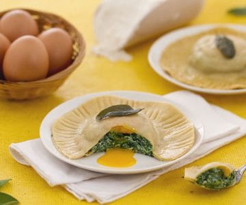 Raviolone com gema mole com ricota e espinafre