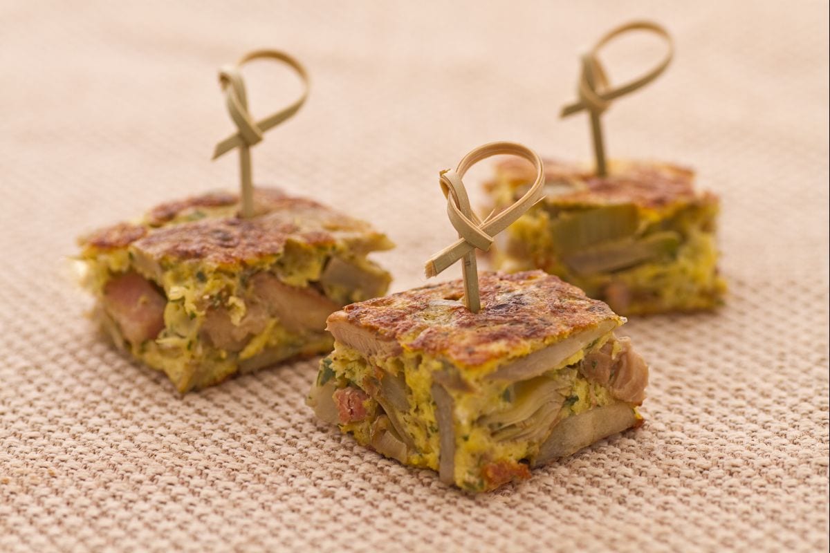 Frittata de alcachofras, cogumelos e bacon defumado