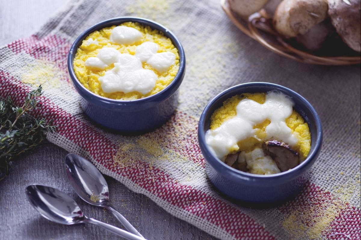 Terrine gratinada de polenta e cogumelos porcini