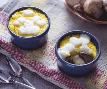 Terrine gratinada de polenta e cogumelos porcini