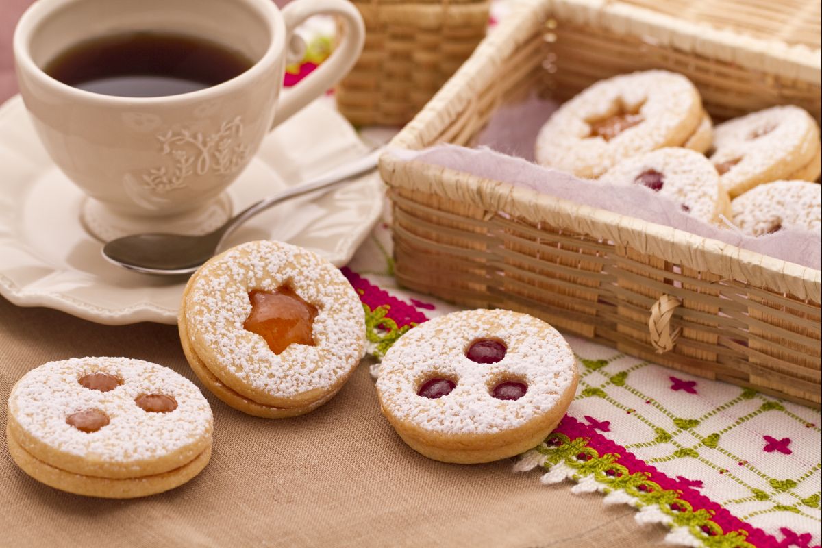 Biscoitos tiroleses com geleia de morango