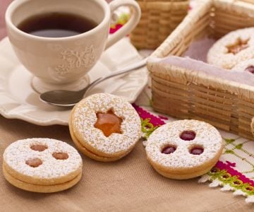 Biscoitos tiroleses com geleia de morango