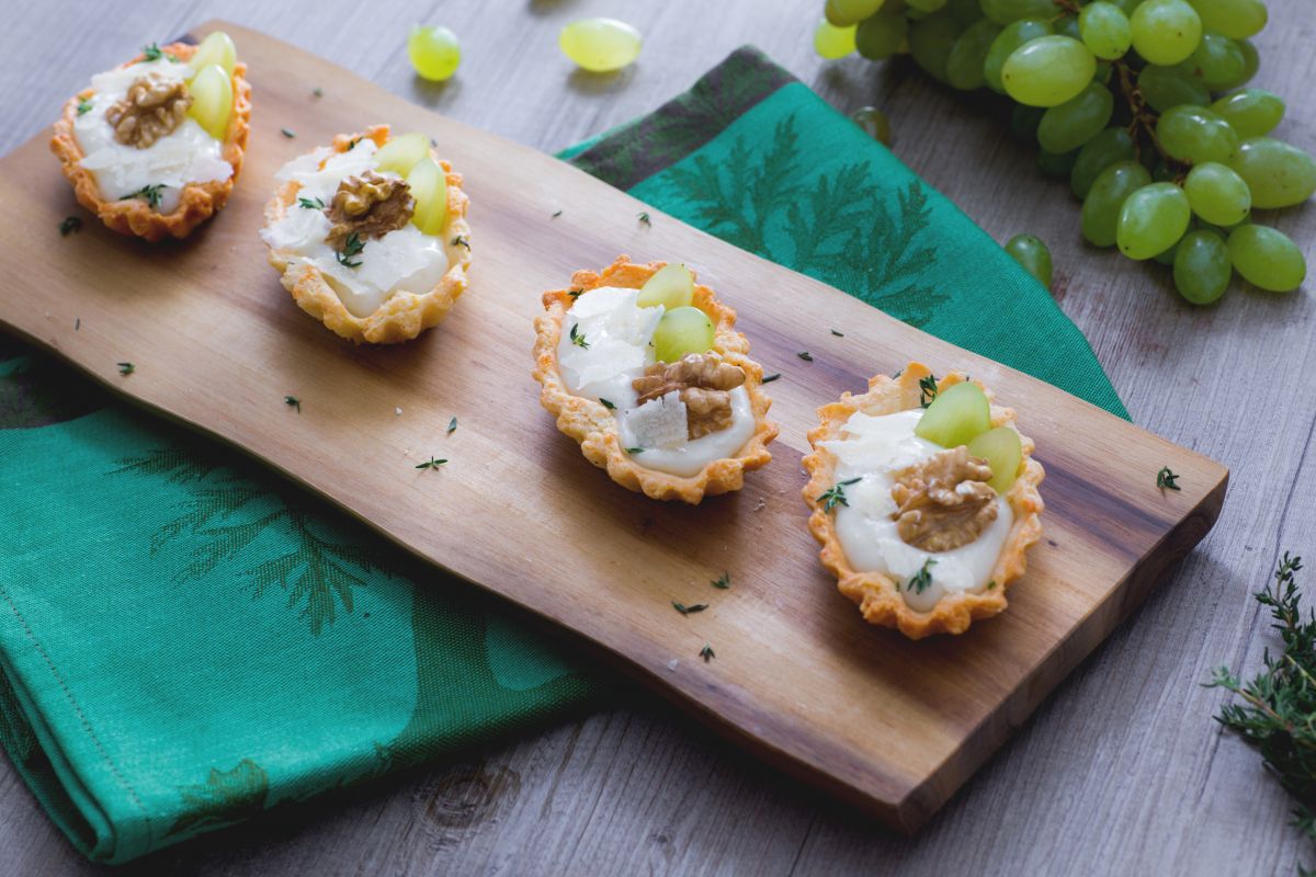 Barquinhos com creme de parmesão e uva