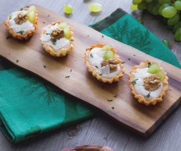 Barquinhos com creme de parmesão e uva