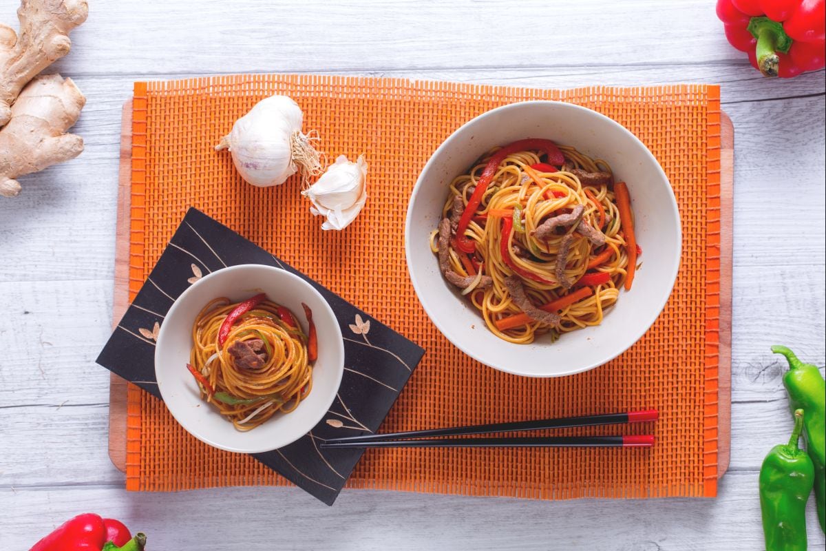 Spaghettini com carne marinada e legumes