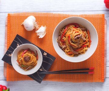 Spaghettini com carne marinada e legumes