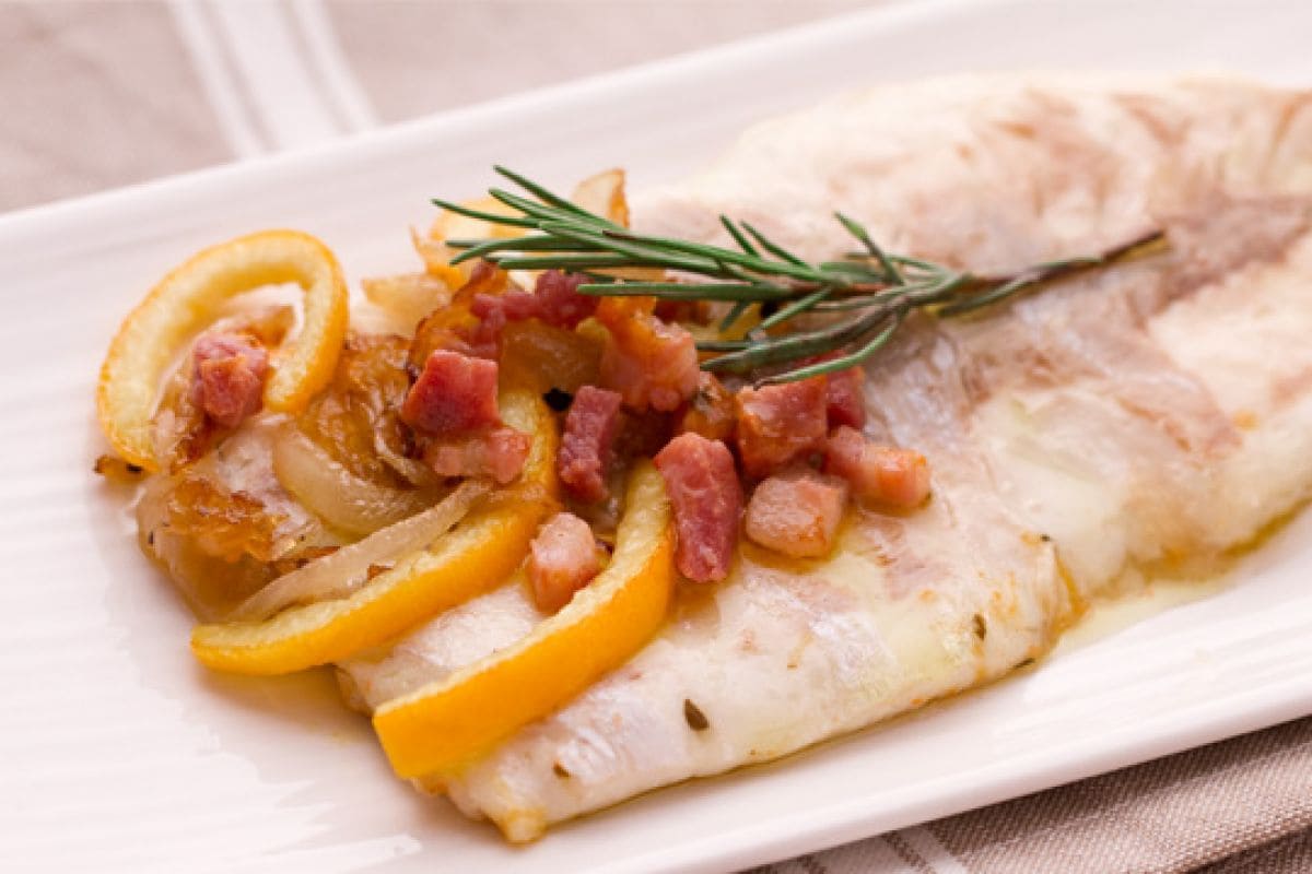 Robalo (spigola) com bacon, cebolas e laranjas agridoce