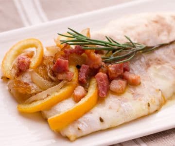 Robalo (spigola) com bacon, cebolas e laranjas agridoce