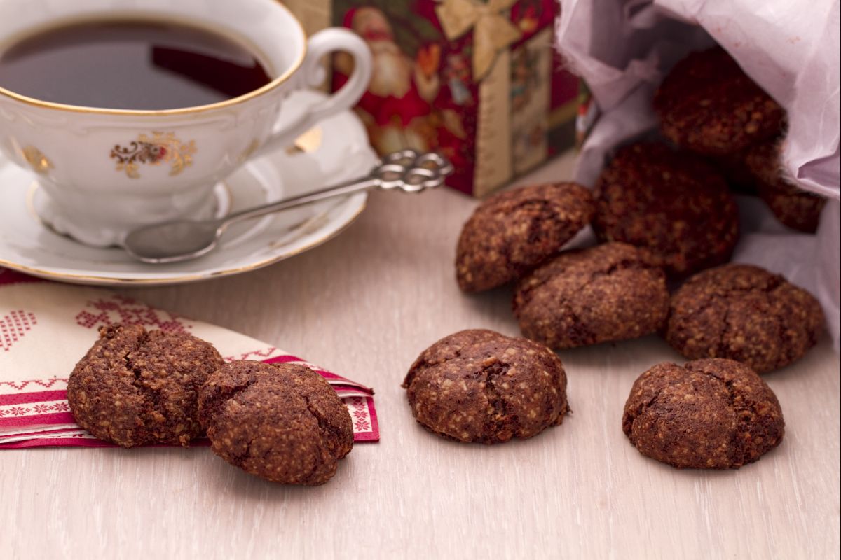 Biscoitinhos especiados com chocolate e amêndoas
