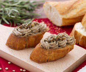 Crostini com creme de lentilhas ao alecrim