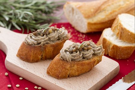 Crostini com creme de lentilhas ao alecrim