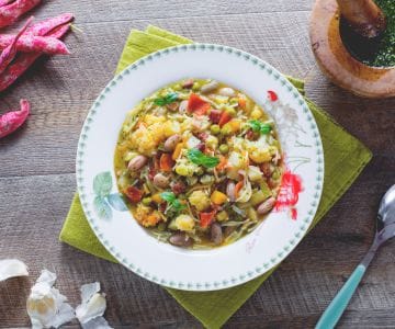 Minestrone de macarrão, legumes e pesto